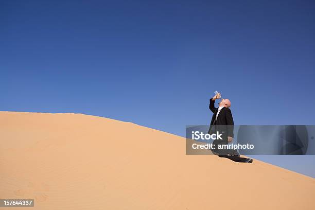 Sede Homem Deserto - Fotografias de stock e mais imagens de Adulto - Adulto, Ao Ar Livre, Areia