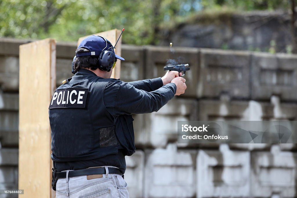 L'uomo tiro Pistola tiro di 9 mm - Foto stock royalty-free di Forze di polizia