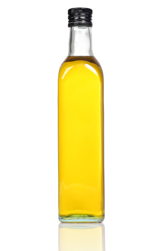 Botella de aceite de oliva primer plano photo