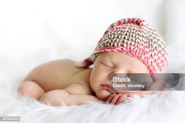 Photo libre de droit de Portrait De Bébé Nouveauné Dormir banque d'images et plus d'images libres de droit de Artificiel - Artificiel, Blanc, Bonnet de laine