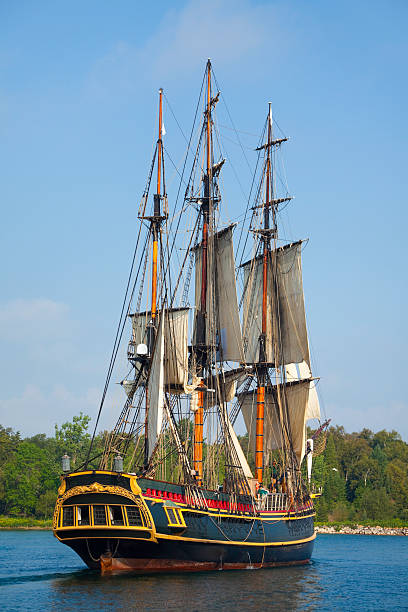 majestatyczny smukły żaglowiec żeglarstwo w porcie - brigantine old sailing ship passenger ship zdjęcia i obrazy z banku zdjęć