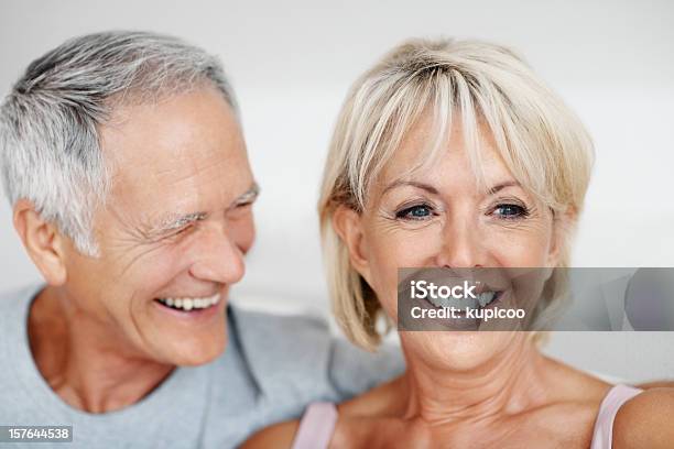 Close Up Of かわいい年配のカップルが一緒に自宅で楽しく - 2人のストックフォトや画像を多数ご用意 - 2人, 50代, 55-59歳