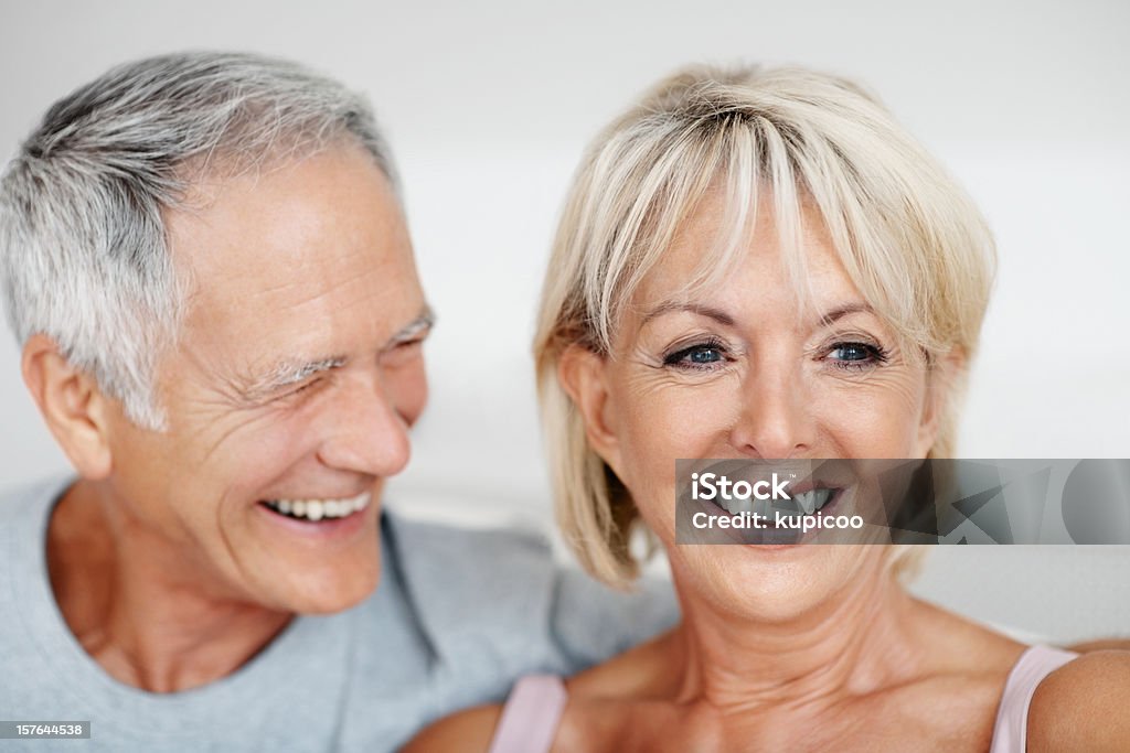 Close-up de uma linda sênior casal se divertindo juntos em casa - Foto de stock de 50 Anos royalty-free