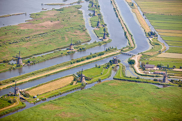 классические голландские ветряная мельница сцены - netherlands dyke polder aerial view стоковые фото и изображения