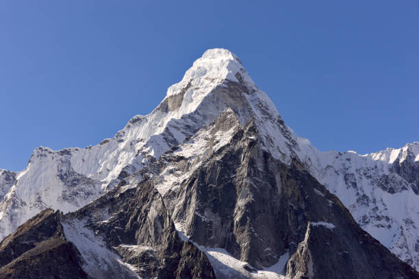 Mount Everest Circuit against a blue sky Himalaya mounts. Icefall stock pictures, royalty-free photos & images