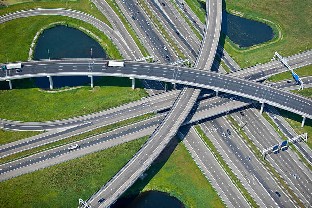 calles que cruzan - highway traffic aerial view netherlands fotografías e imágenes de stock