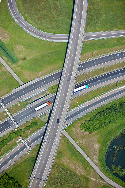 del cruce elevado de la carretera - highway traffic aerial view netherlands fotografías e imágenes de stock