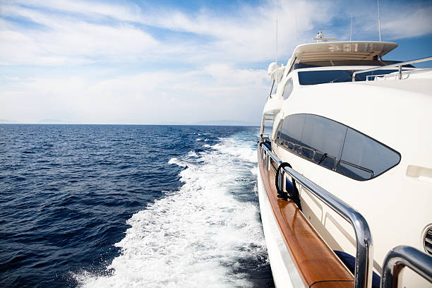 yacht de luxe à voile sur la mer - cruise speed photos et images de collection