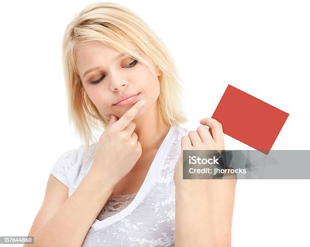 Foto de Atraente Jovem Mulher Com Cartão De Presente Vermelho e mais fotos de stock de Cartão de crédito