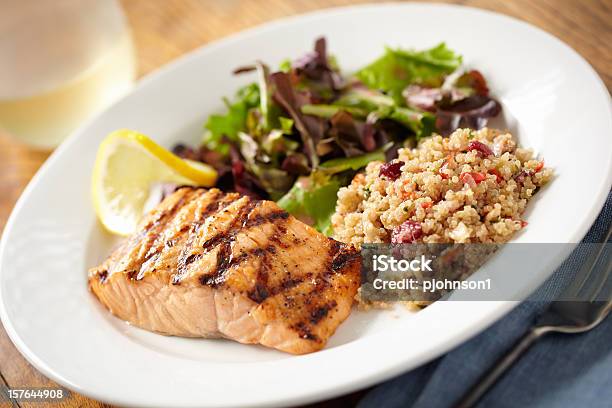 Foto de Salmão E Quinoa e mais fotos de stock de Arroz Miúdo do Peru - Arroz Miúdo do Peru, Salmão - Peixe, Frutos do mar