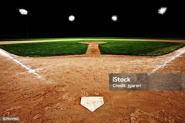 Photo libre de droit de Terrain De Baseball De Nuit banque d'images et plus d'images libres de droit de Baseball - Baseball, Terrain de baseball, Home Base - Sports