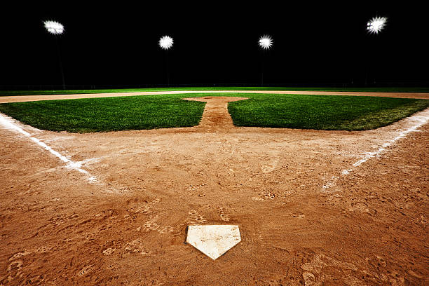 campo de basebol à noite - baseball diamond baseball home base base imagens e fotografias de stock