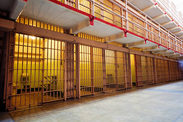 fileiras de prisão de células - old prison punishment dirty - fotografias e filmes do acervo