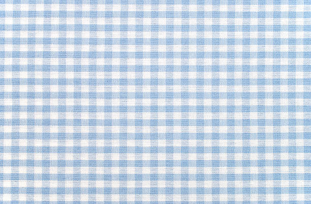 blau und weiß kariertes gingham-gewebe - textile pattern stock-fotos und bilder