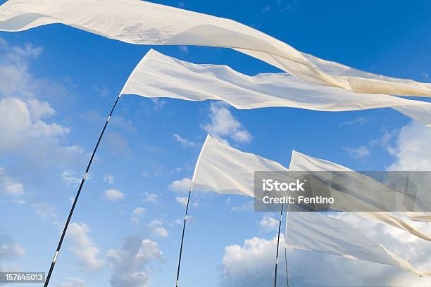 Banderas Blanco Contra El Cielo Azul Foto de stock y más banco de imágenes de Viento - Viento, Textil, Bandera