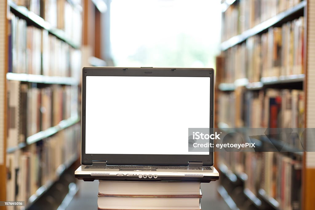 De nombreux livres et l'ordinateur portable dans la bibliothèque-horizontal - Photo de Affaires libre de droits