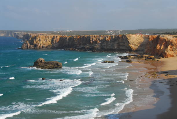 scogliera di sagres - sagres foto e immagini stock