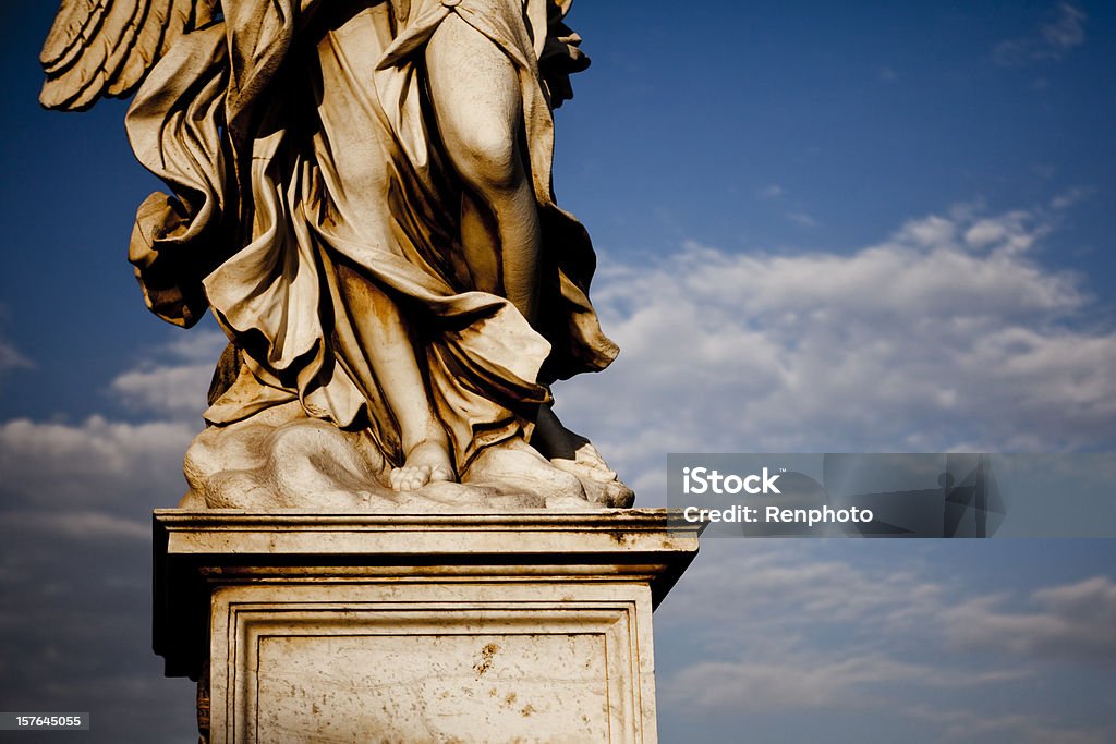 Statua di angelo piedi - Foto stock royalty-free di Angelo