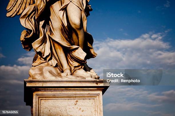 Statua Di Angelo Piedi - Fotografie stock e altre immagini di Angelo - Angelo, Bellezza, Composizione orizzontale