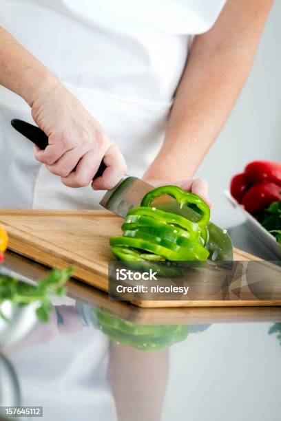 Preparazione Del Cibotaglio Un Peperone Verde - Fotografie stock e altre immagini di Adulto - Adulto, Alimentazione sana, Ambientazione interna