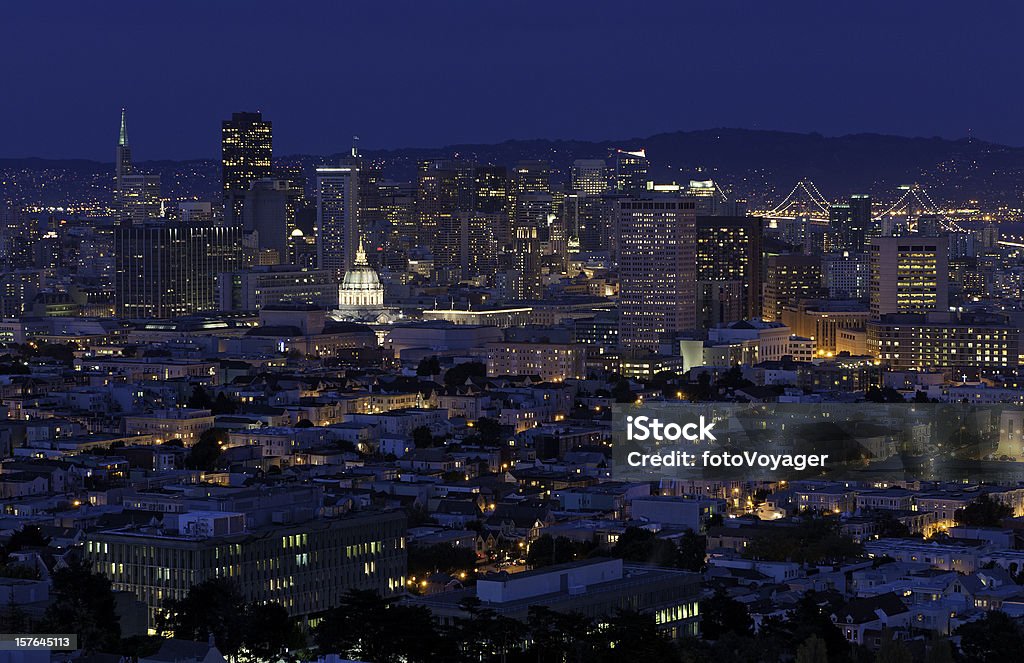 San Francisco di notte al neon blu crepuscolo illuminato centro di windows California - Foto stock royalty-free di Notte