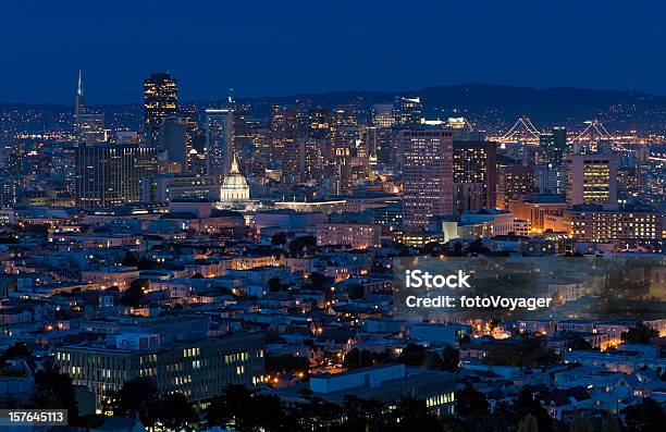 San Francisco Di Notte Al Neon Blu Crepuscolo Illuminato Centro Di Windows California - Fotografie stock e altre immagini di Notte