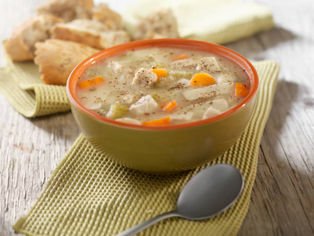 grob hühnernudelsuppe mit knusprigem brot - hühnersuppe stock-fotos und bilder