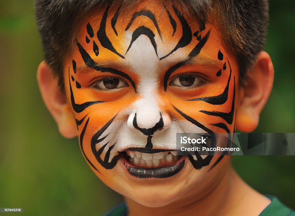 Twarz dziecka z malowane jak paszcza tygrysa - Zbiór zdjęć royalty-free (Dziecko)