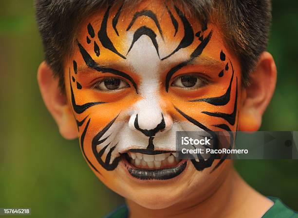 Twarz Dziecka Z Malowane Jak Paszcza Tygrysa - zdjęcia stockowe i więcej obrazów Dziecko - Dziecko, Farba do twarzy, Chłopcy