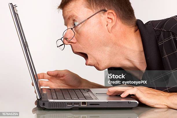 Empresário No Total Choque - Fotografias de stock e mais imagens de Computador - Computador, Face Humana, Humor