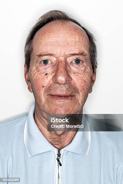 Starszy Stary Człowiek Z Niebieskie Oczy Patrząc Na Kamery Portret - zdjęcia stockowe i więcej obrazów Bez wyrazu