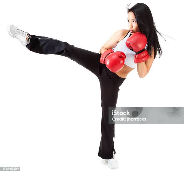 Pontapé Boxer Fêmea - Fotografias de stock e mais imagens de Boxe - Desporto - Boxe - Desporto, Figura para recortar, Boxe Tailandês
