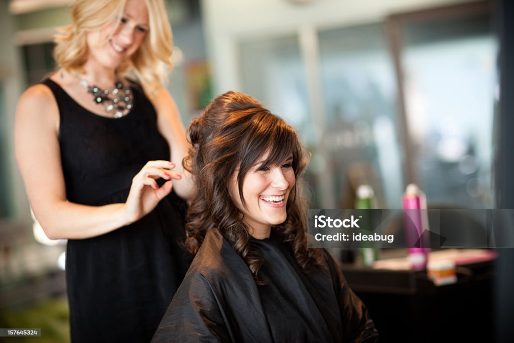 Jovem mulher ficando de cabelo estilo salão de beleza e penteados, - Foto de stock de Salão de Cabeleireiro royalty-free