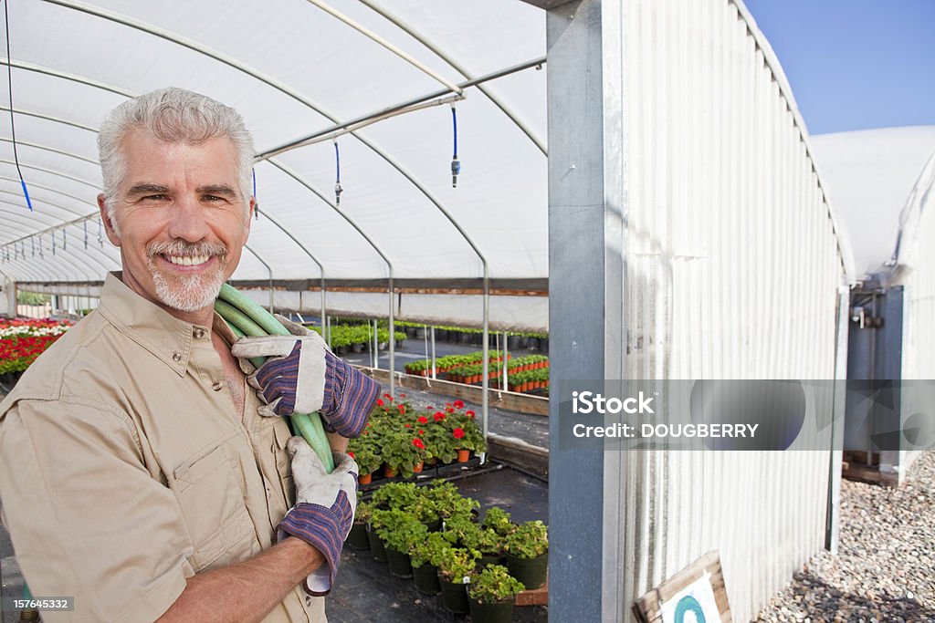 Homme d'âge mûr jardinage - Photo de 50-54 ans libre de droits