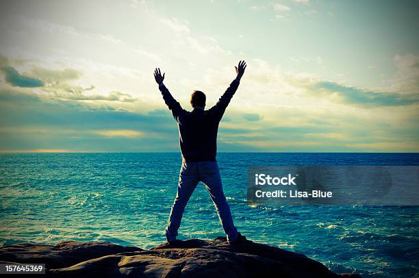 남자 기도하기 템즈 바다빛 남자에 대한 스톡 사진 및 기타 이미지 - 남자, 천국, 팔 들기