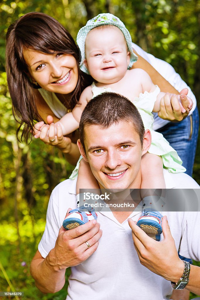 Szczęśliwa młoda Rodzina cieszyć się lato w lesie - Zbiór zdjęć royalty-free (25-29 lat)