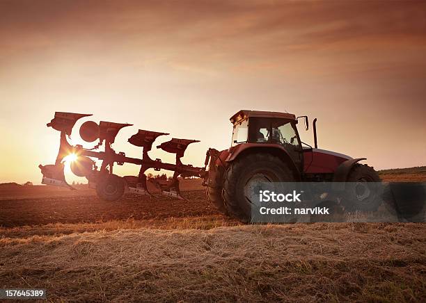 Трактор Ploughing На Поле — стоковые фотографии и другие картинки Machinery - Machinery, Сельское хозяйство, Поле