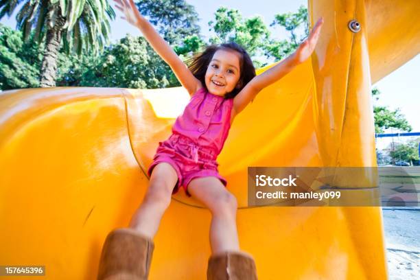 Felice Ragazza Scivolare Giù Giallo Diapositiva - Fotografie stock e altre immagini di Scivolare - Scivolare, Scivolo, Bambine femmine