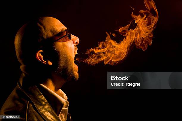 Man Breathing Fire Acidez Estomacal Mal Aliento O Enojo Foto de stock y más banco de imágenes de Mal aliento