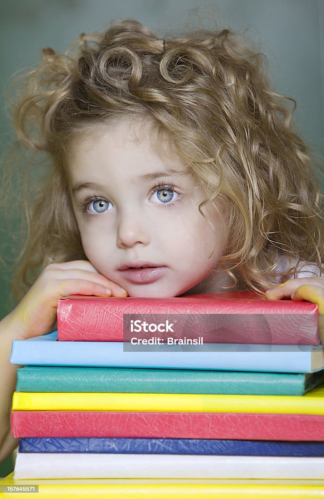 Dziewczynka z książek - Zbiór zdjęć royalty-free (2-3 lata)