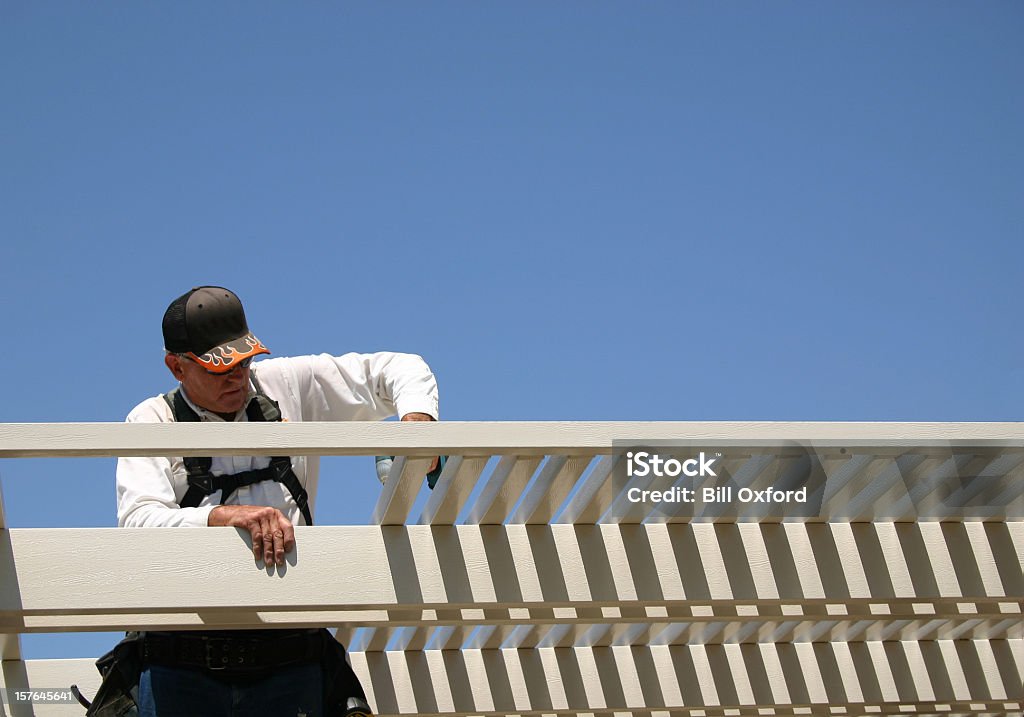 Hombre toldo patio de edificio - Foto de stock de Bricolaje libre de derechos