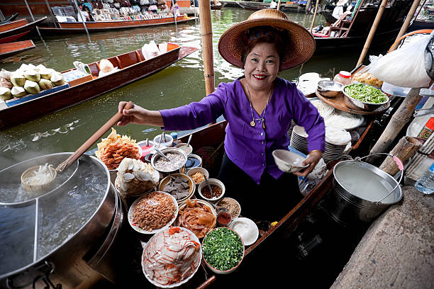 alimentos proveedor al mercado flotante de damnoen saduak, tailandia. - thai cuisine fotografías e imágenes de stock