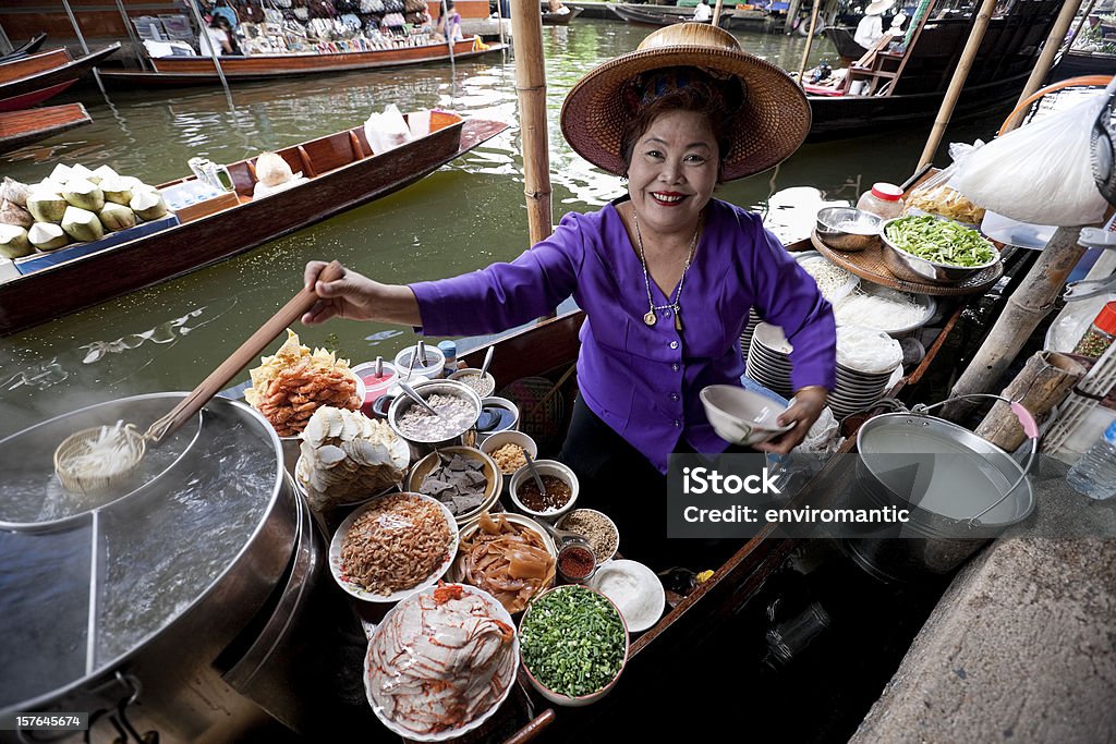 Fornitore di cibo al mercato galleggiante di Damnoen Saduak, Tailandia. - Foto stock royalty-free di Tailandia