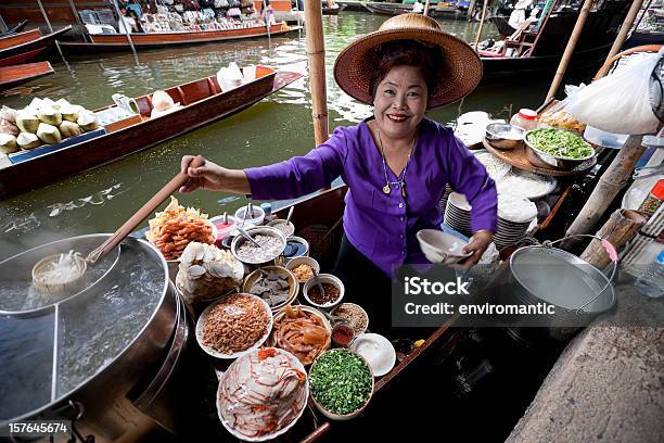 Foto de Comida No Mercado Flutuante De Damnoen Saduak Tailândia e mais fotos de stock de Tailândia