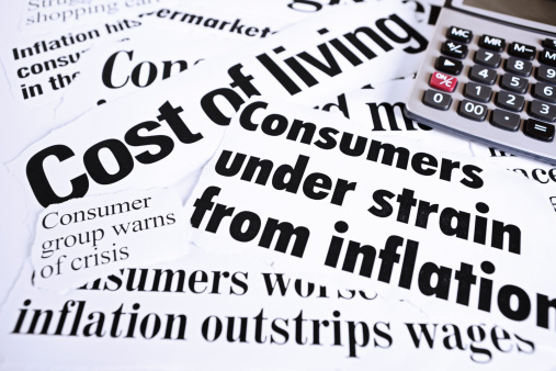 Calculadora sobre noticias en los periódicos sobre el coste de la inflación y sala de estar photo