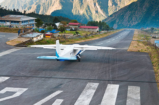 avião descolar lukla aeroporto de montanha dramáticos pista himalaias nepal - lukla imagens e fotografias de stock