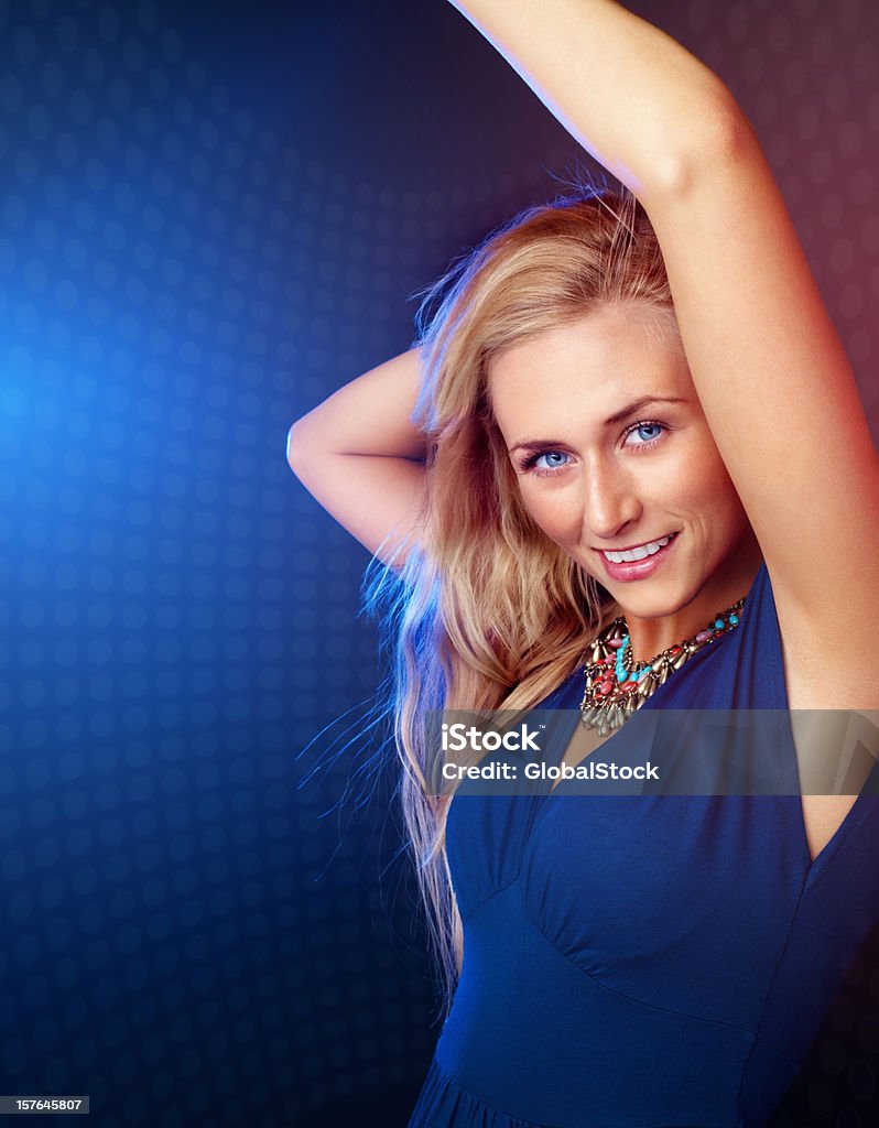 행복한 젊은 여성 댄스 against 채색기법 배경기술 - 로열티 프리 20-24세 스톡 사진