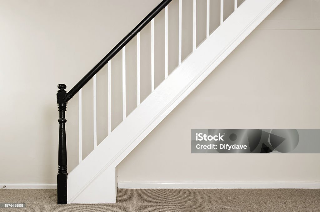 Fraîchement peinte escalier et Bannisters dans un Cottage - Photo de Rampe d'escalier libre de droits