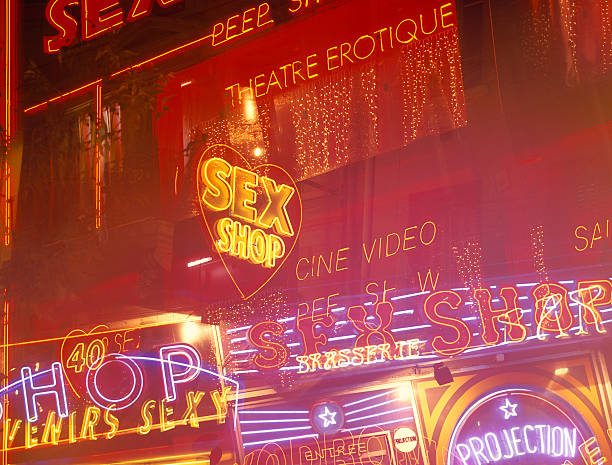 neony w dzielnicy czerwonych latarni w paryżu, we francji. - pornography zdjęcia i obrazy z banku zdjęć