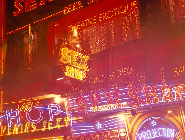 luzes de neon no distrito da luz vermelha de paris, frança. - sleaze - fotografias e filmes do acervo